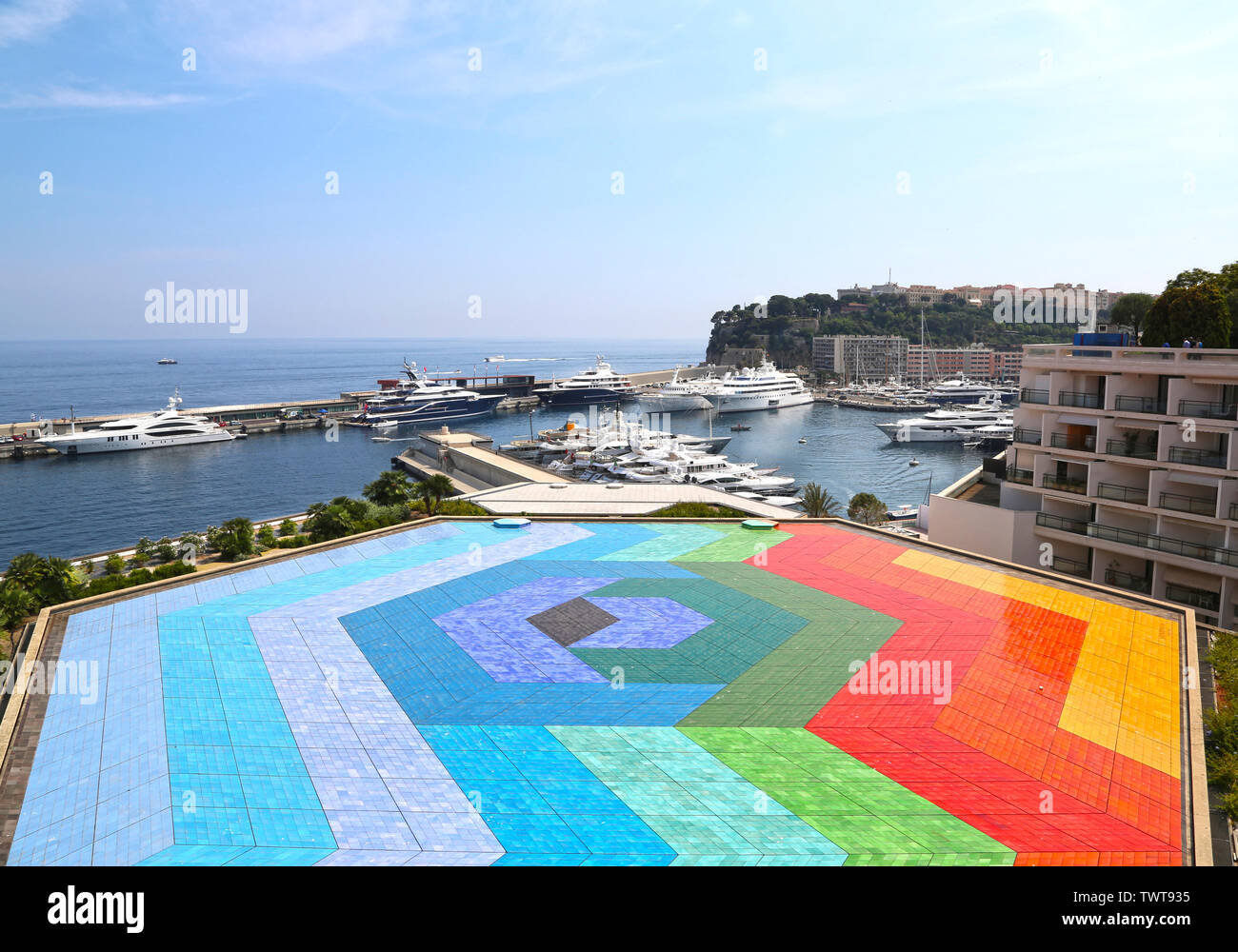 Monte Carlo, Monaco - Juni 13, 2014: buntes Mosaik auf der Dachterrasse des Auditorium Rainier III., Gebäude Monte Carlo Philharmonic Orchestra Stockfoto