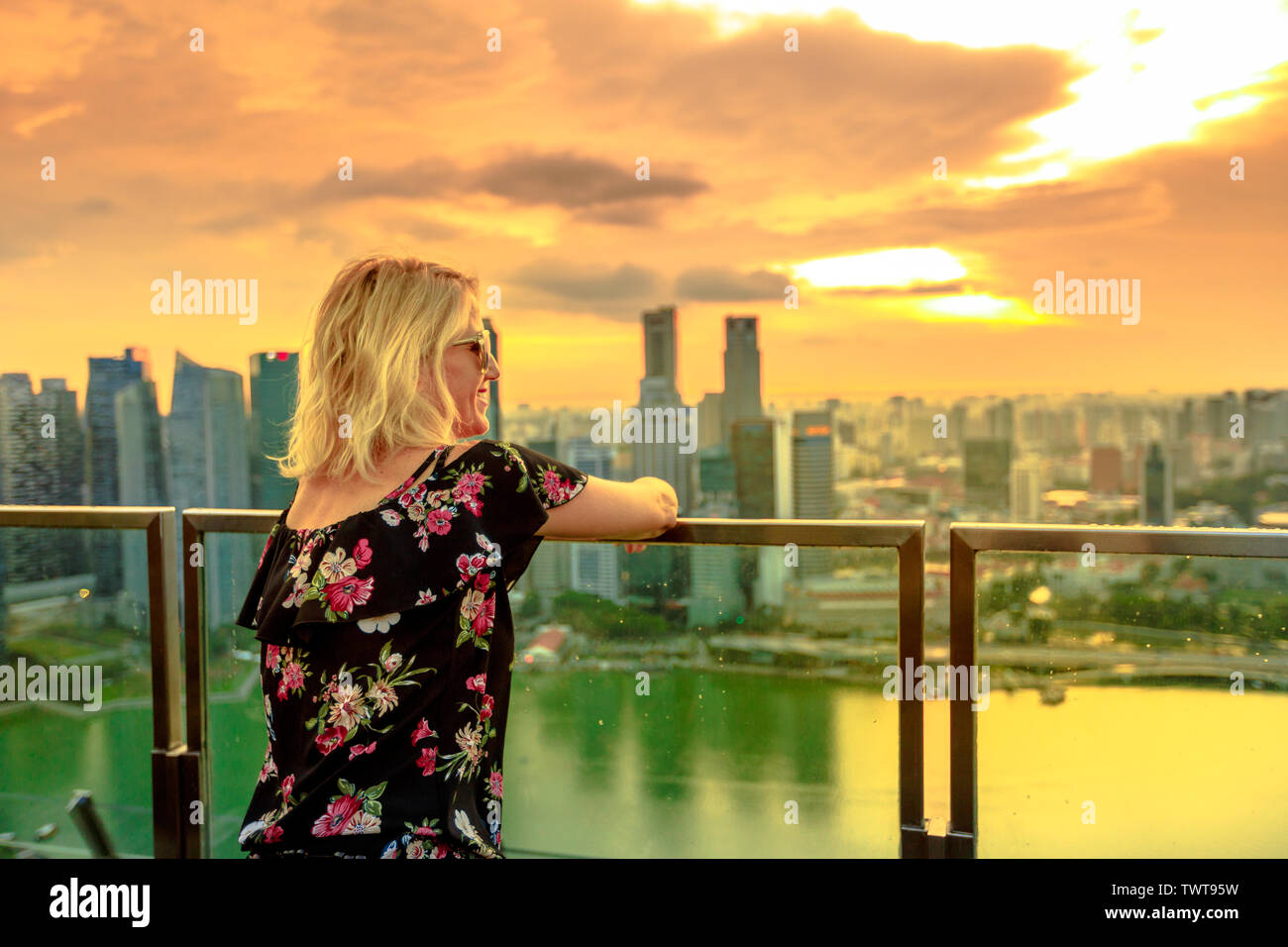 Sorglose Touristen Aussichtsplattform über Financial District Wolkenkratzer. Happy girl suchen Panorama von der Dachterrasse in South Marina, Singapur. Antenne Stockfoto