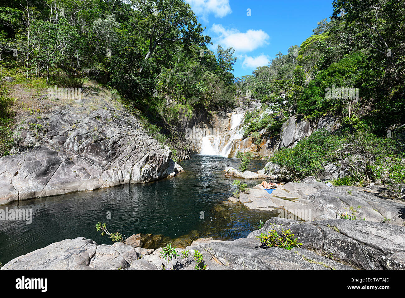 Menschen entspannend im Behana Schlucht von Clamshell fällt, eine berühmte Schwimmen Loch, Wooroonooran National Park, Aloomba, in der Nähe von Cairns, Far North Queensland Stockfoto