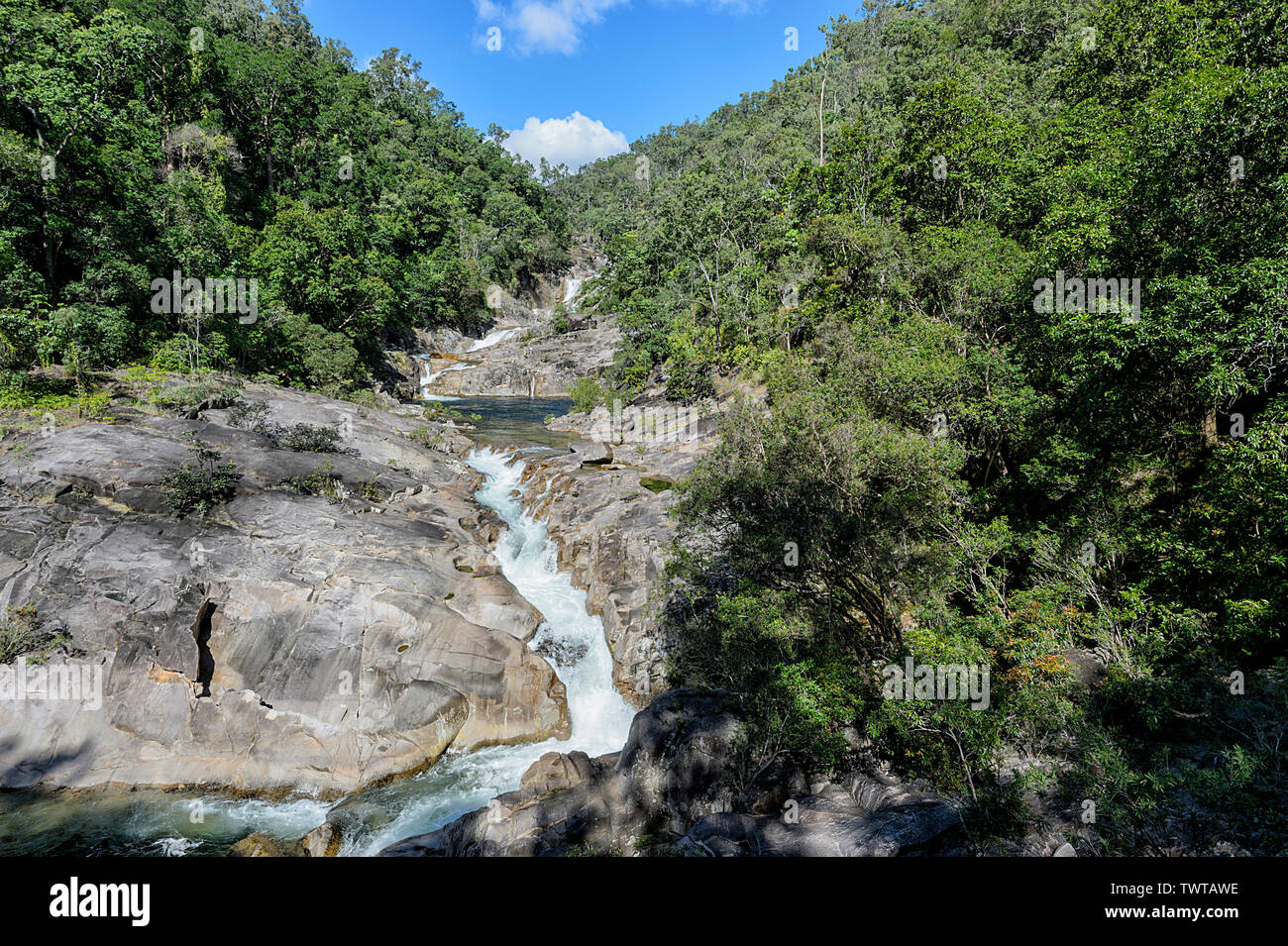 Malerischer Blick auf Greifer fällt bei Behana Schlucht, Wooroonooran National Park, Aloomba, in der Nähe von Cairns, Far North Queensland, FNQ, QLD, Australien Stockfoto