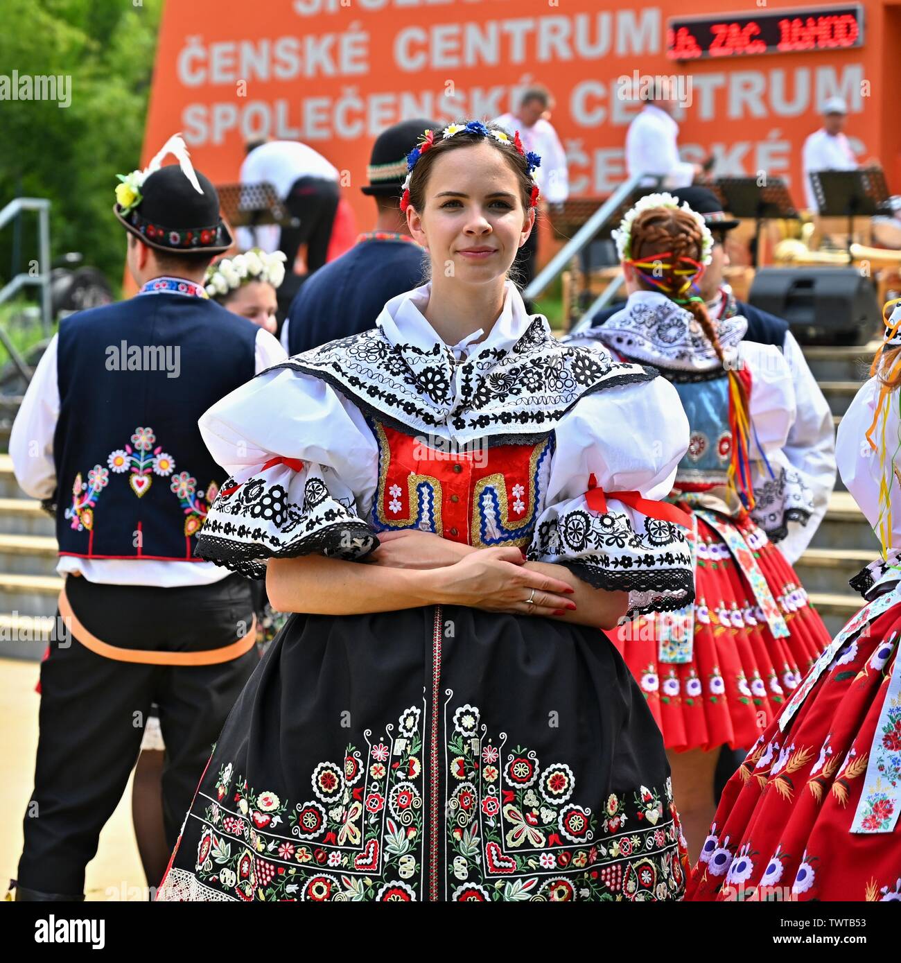 Brünn - Bystrc, Tschechische Republik, 22. Juni 2019. Traditionelle tschechische fest. Folk Festival. Mädchen und Jungen tanzen in wunderschönen Kostümen. Eine alte christliche h Stockfoto