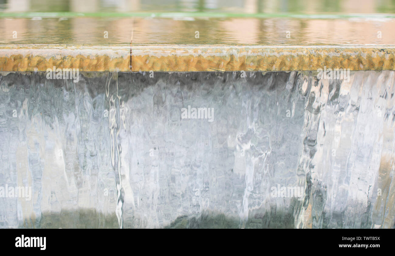 Brunnen mit hohen Verschlusszeit zu Wasser einfrieren nach unten fließt. Wasser im Brunnen fließt. In der Nähe der Brunnen in Murcia, Spanien, 2019. Stockfoto