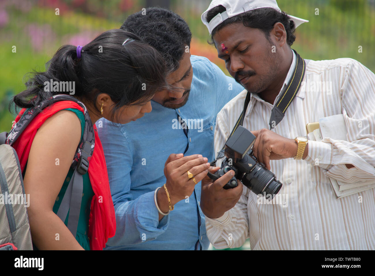 Bangalore, Karnataka India-June 04 2019: Indische Fotograf Fotos zu Clients auf Foto Kamera Bildschirm, Paar bei der Bildwiedergabe Stockfoto