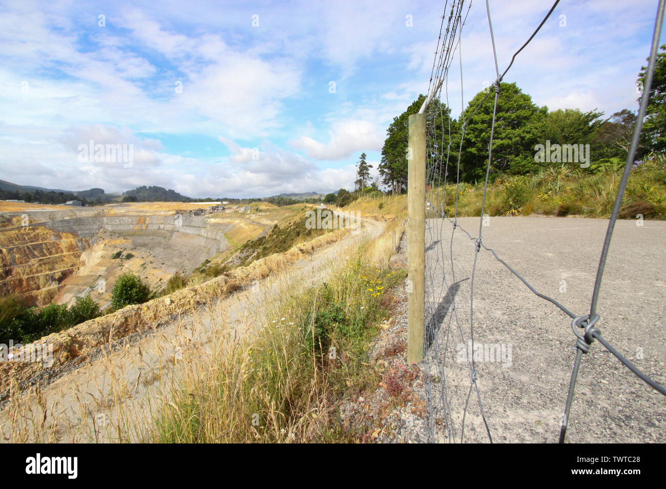 Die Martha Mine ist eine Open-cast gold mine in der Neuseeländischen Stadt Waihi. Ein Gehweg ist um die Goldmine installiert, damit die Besucher zur Erkundung der Stockfoto