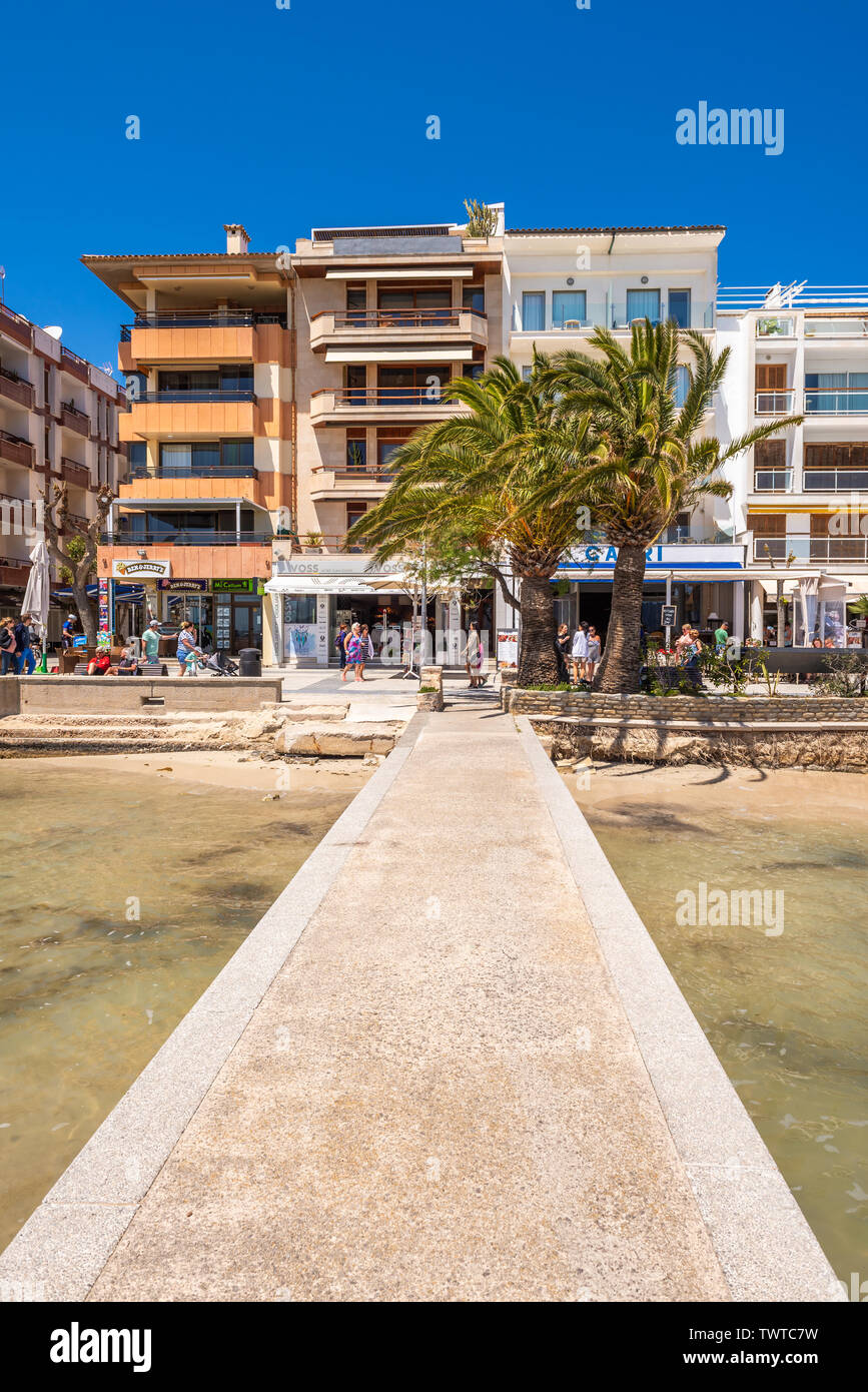 MALLORCA, SPANIEN - 6. Mai 2019: Architektur des Port de Pollenca (Puerto Pollensa), einem beliebten Family Resort im Nordwesten von Mallorca. Spanien Stockfoto