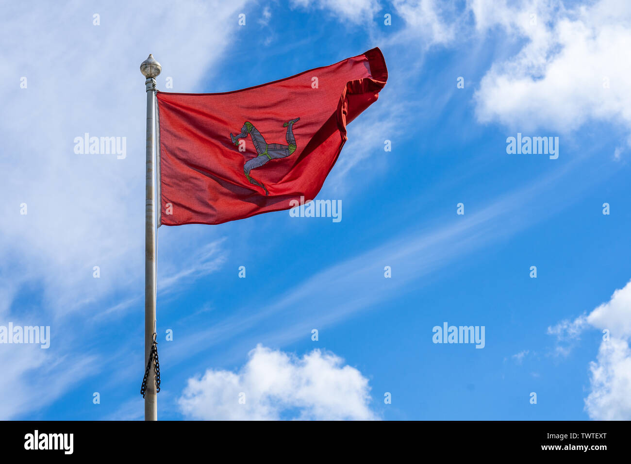 Die Flagge der Isle of Man oder Flagge der Mann ist ein triskelion,  bestehend aus drei gepanzerten Beine mit goldenen Sporen, auf einem roten  Hintergrund Stockfotografie - Alamy
