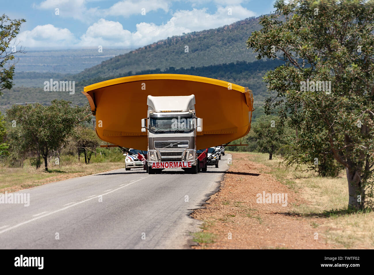 Schwere Lkw tragen Mining Equipment auf der viel befahrenen Straße Stockfoto