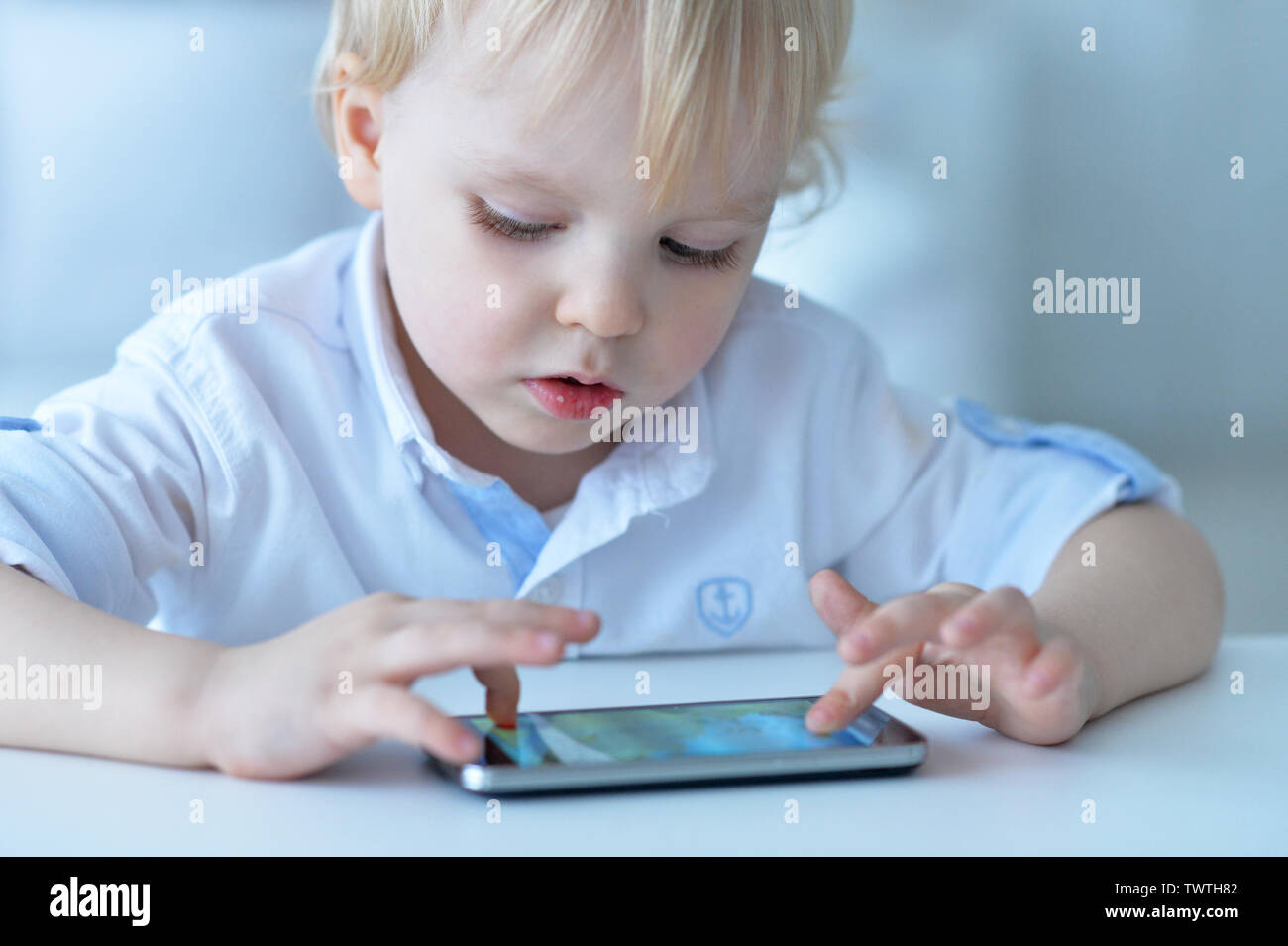 Porträt der jungen mit Smartphone, das Spiel zu Hause Stockfoto
