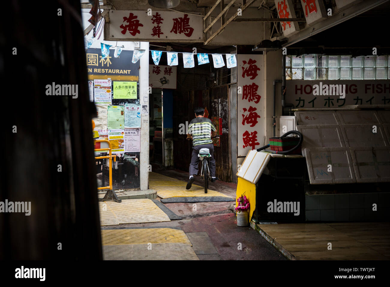 Reiten ein Fahrrad in Lei Yue Mun. Hongkong Stockfoto