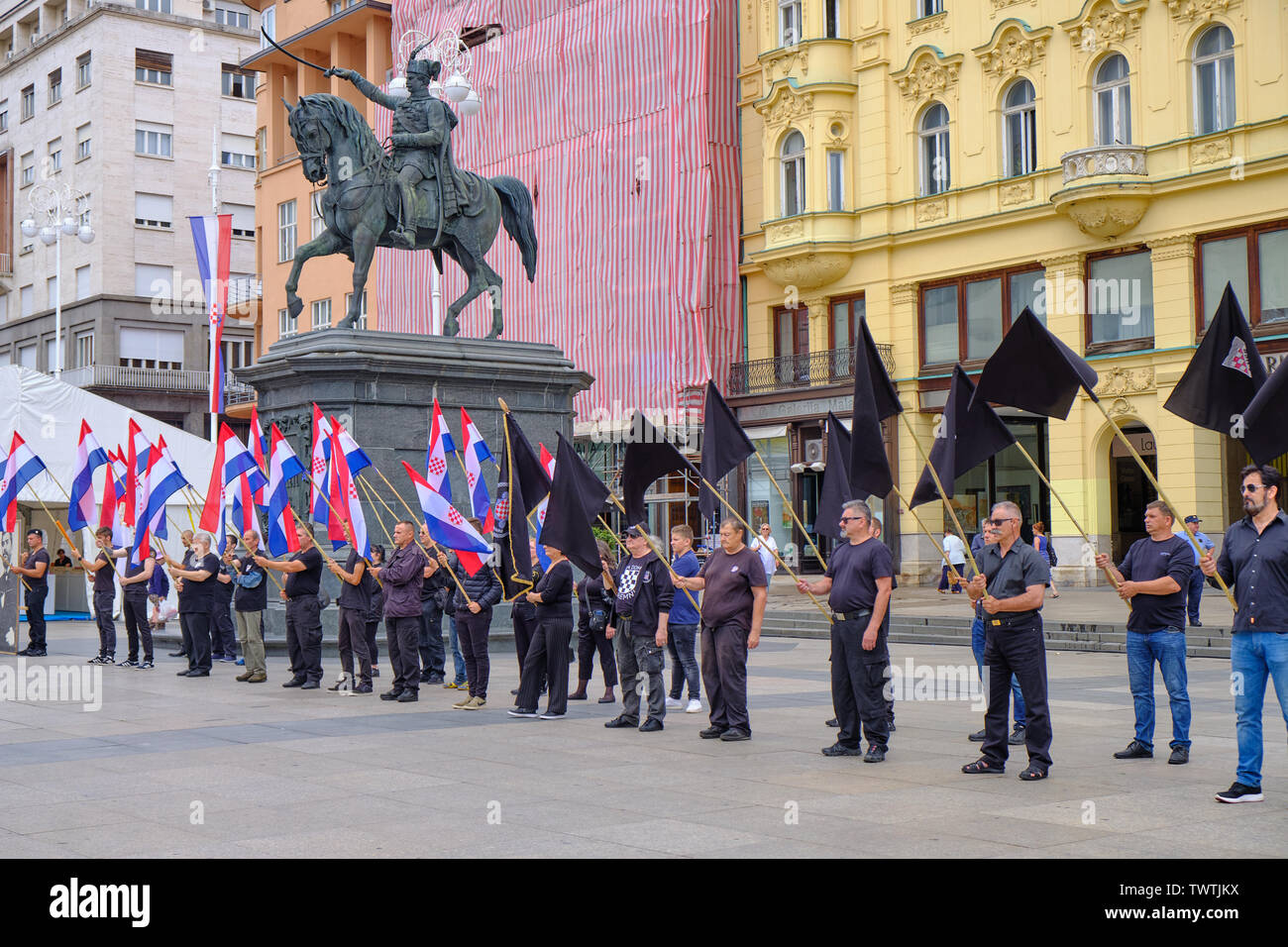 Zagreb, Kroatien, 23. Juni 2019: HSP führen Rechtsgerichtete politische Kundgebung mit Mann in Schwarz winken Kroatisch, Schwarz gekleidet und Anti- EU-Flaggen Stockfoto