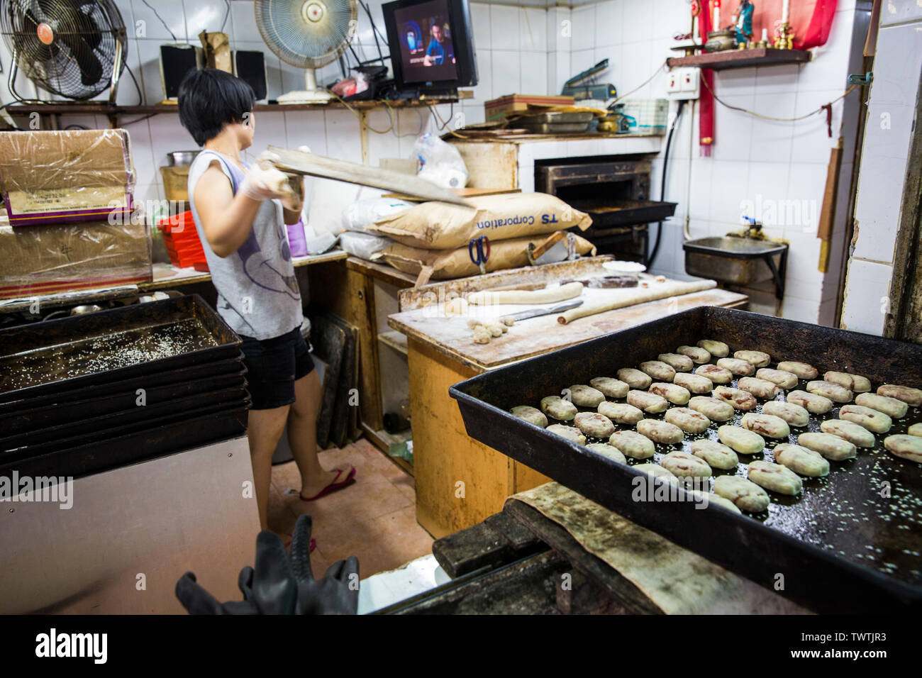 Frau Kochen kleine Kuchen in Lei Yue Mun. Hongkong Stockfoto