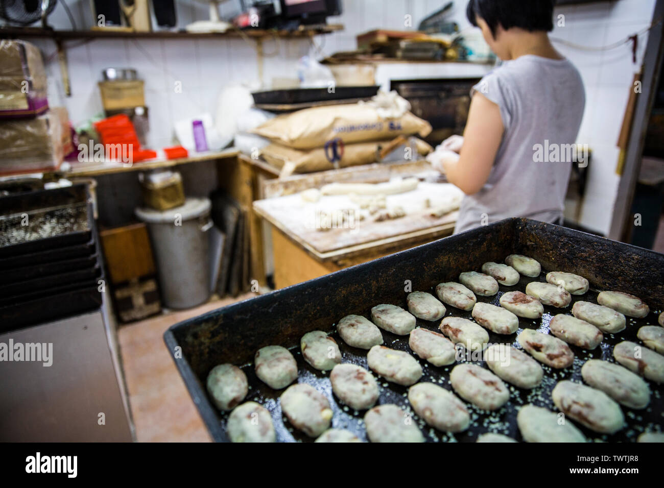 Frau Kochen kleine Kuchen in Lei Yue Mun. Hongkong Stockfoto