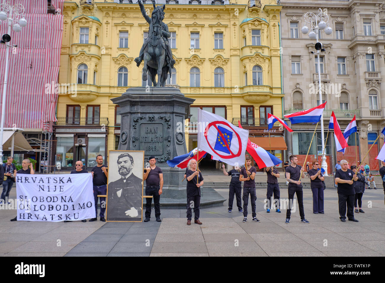 Zagreb, Kroatien, 23. Juni 2019: HSP führen Rechtsgerichtete politische Kundgebung mit Mann in Schwarz winken Kroatisch, Schwarz gekleidet und Anti- EU-Flaggen Stockfoto