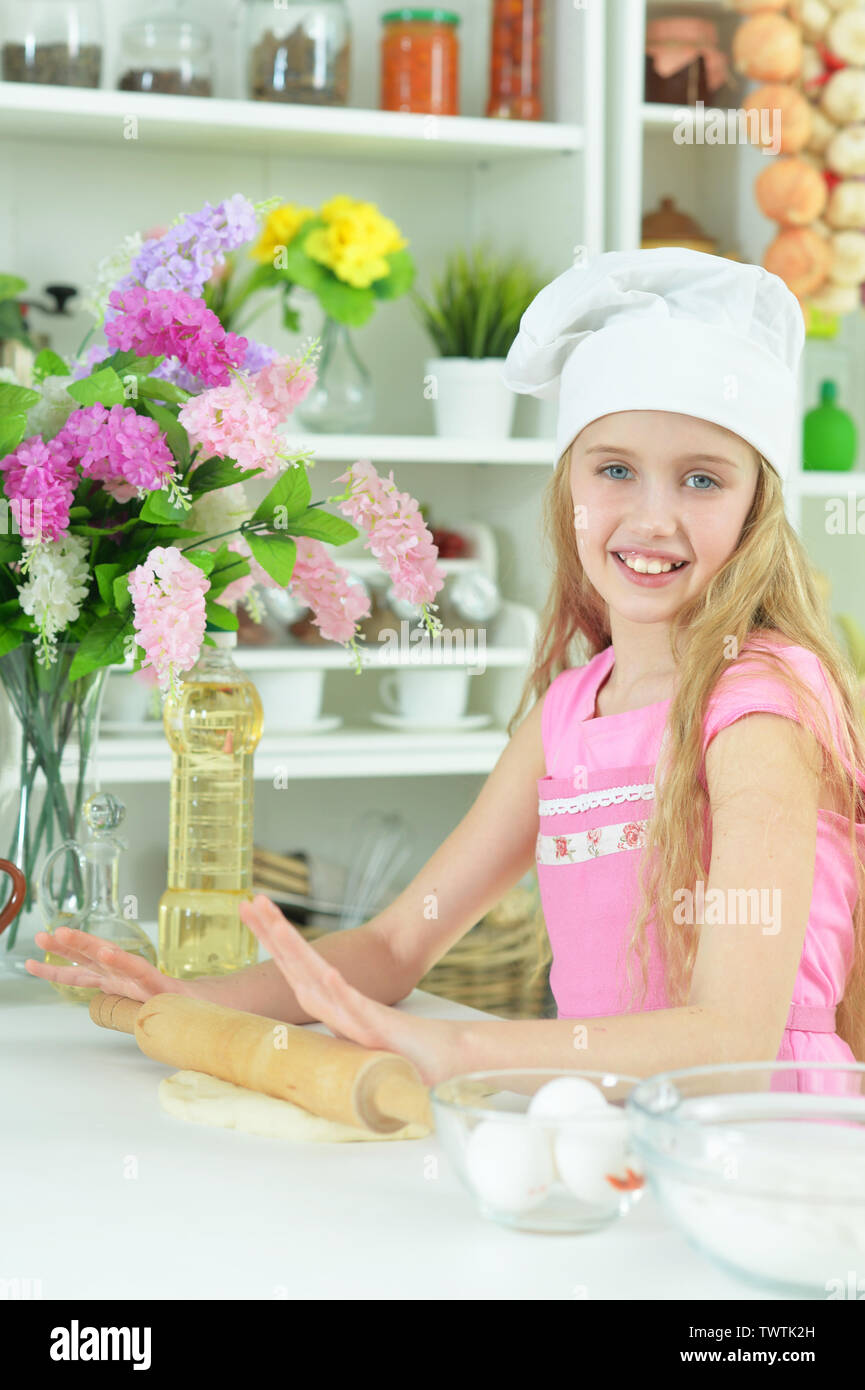 Porträt eines jungen Mädchens backen in der Küche Stockfoto