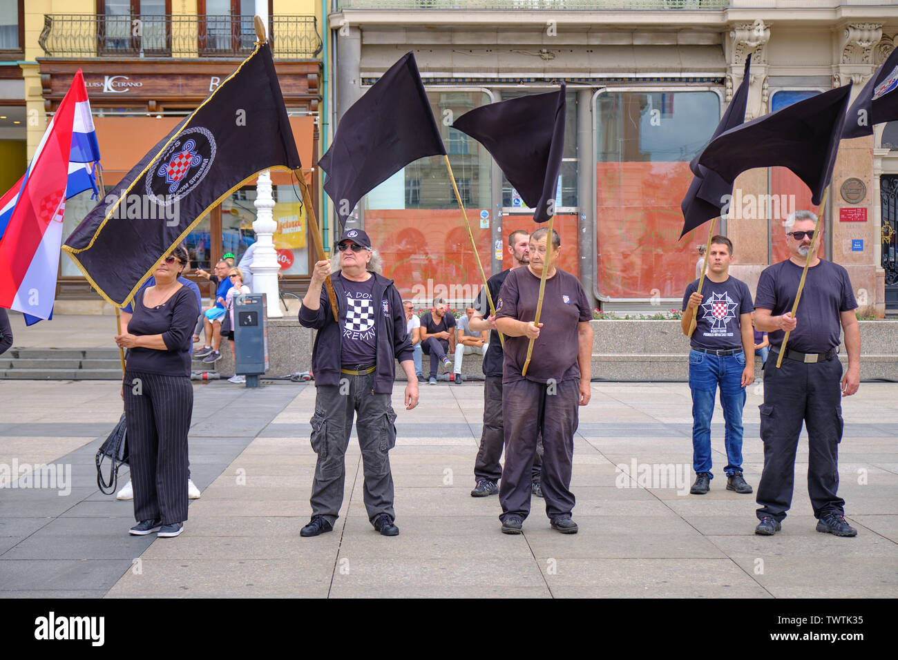 Zagreb, Kroatien, 23. Juni 2019: HSP führen Rechtsgerichtete politische Kundgebung mit Mann in Schwarz winken Kroatisch, Schwarz gekleidet und Anti- EU-Flaggen Stockfoto