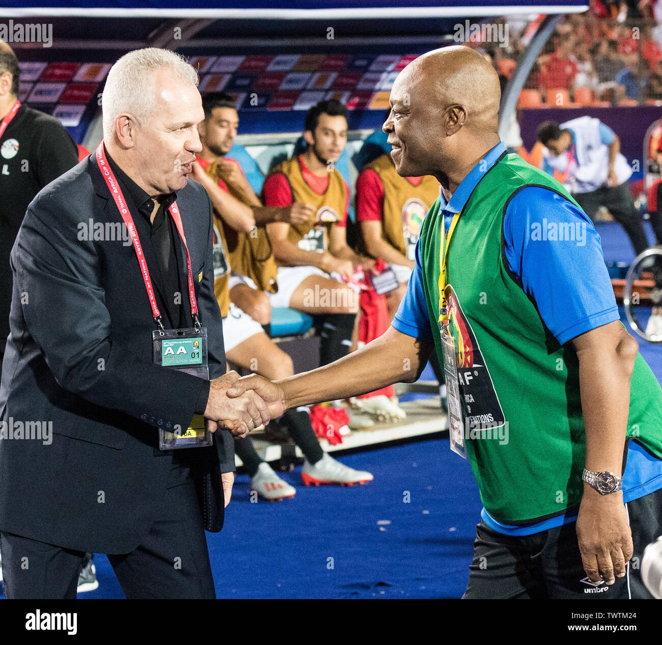 Kairo, Ägypten - Juni 21: Trainer Javier Aguirre von Ägypten und Sonntag Marítimo Chidzambga von Simbabwe während der 2019 Afrika Cup der Nationen ein Match zwischen Ägypten und Simbabwe im Cairo International Stadium am 21 Juni, 2019 in Kairo, Ägypten. (Foto von Sebastian Frej/MB Medien) Stockfoto