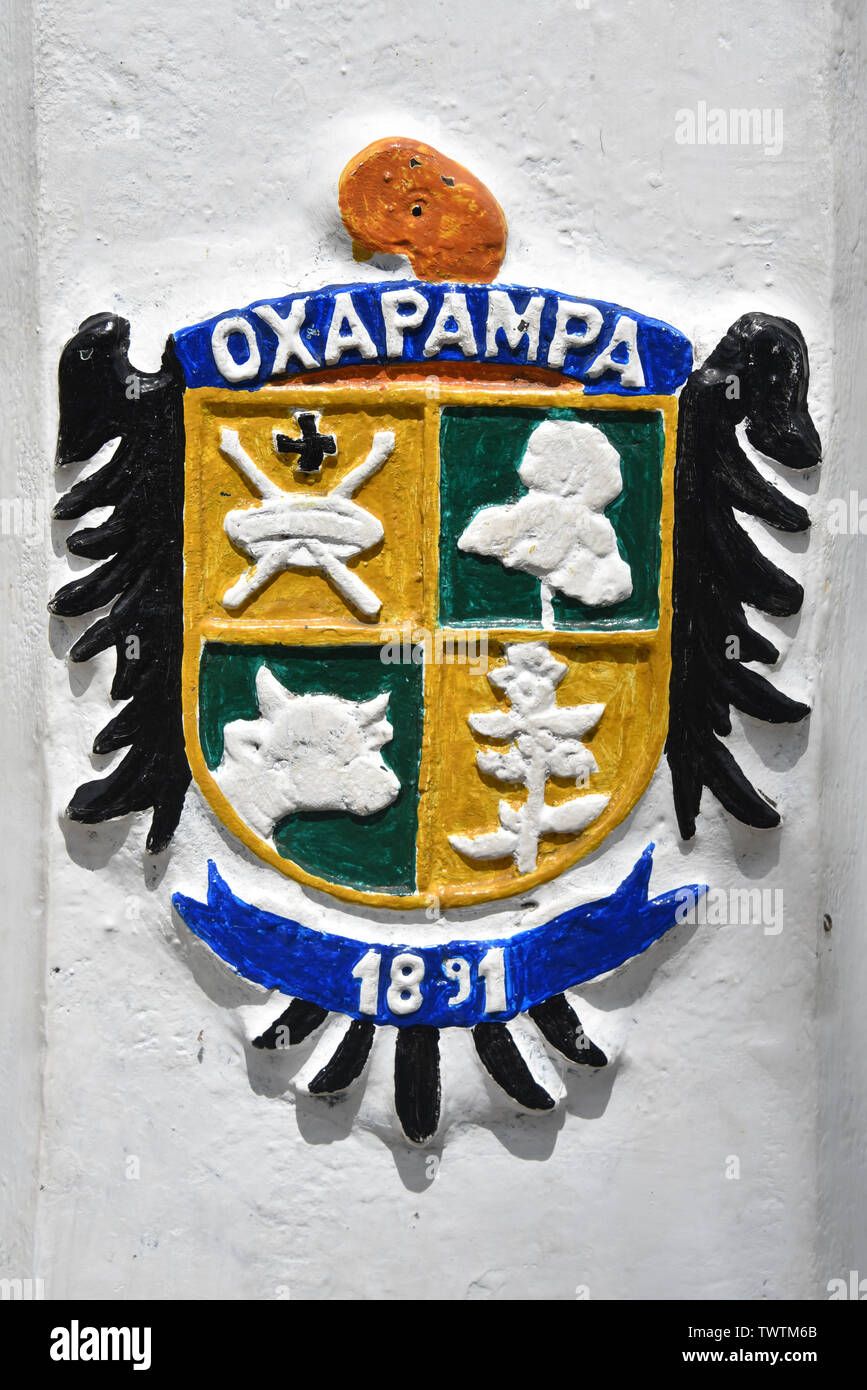 Oxapampa, Peru - Dec 31, 2018: Die oxapampa Wappen malte auf einen Laternenpfahl in der Plaza de Armas Stockfoto