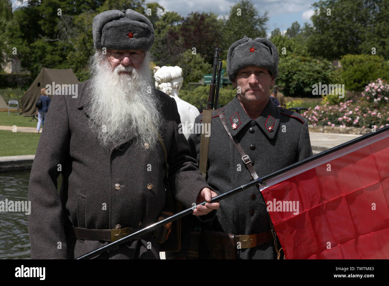 Edenbridge, Kent, Großbritannien - zwei Männer, ein bärtiger Partisanen und ein russischer Soldat bis Re-enactment für die Home Front Festival 2019 gekleidet Stockfoto
