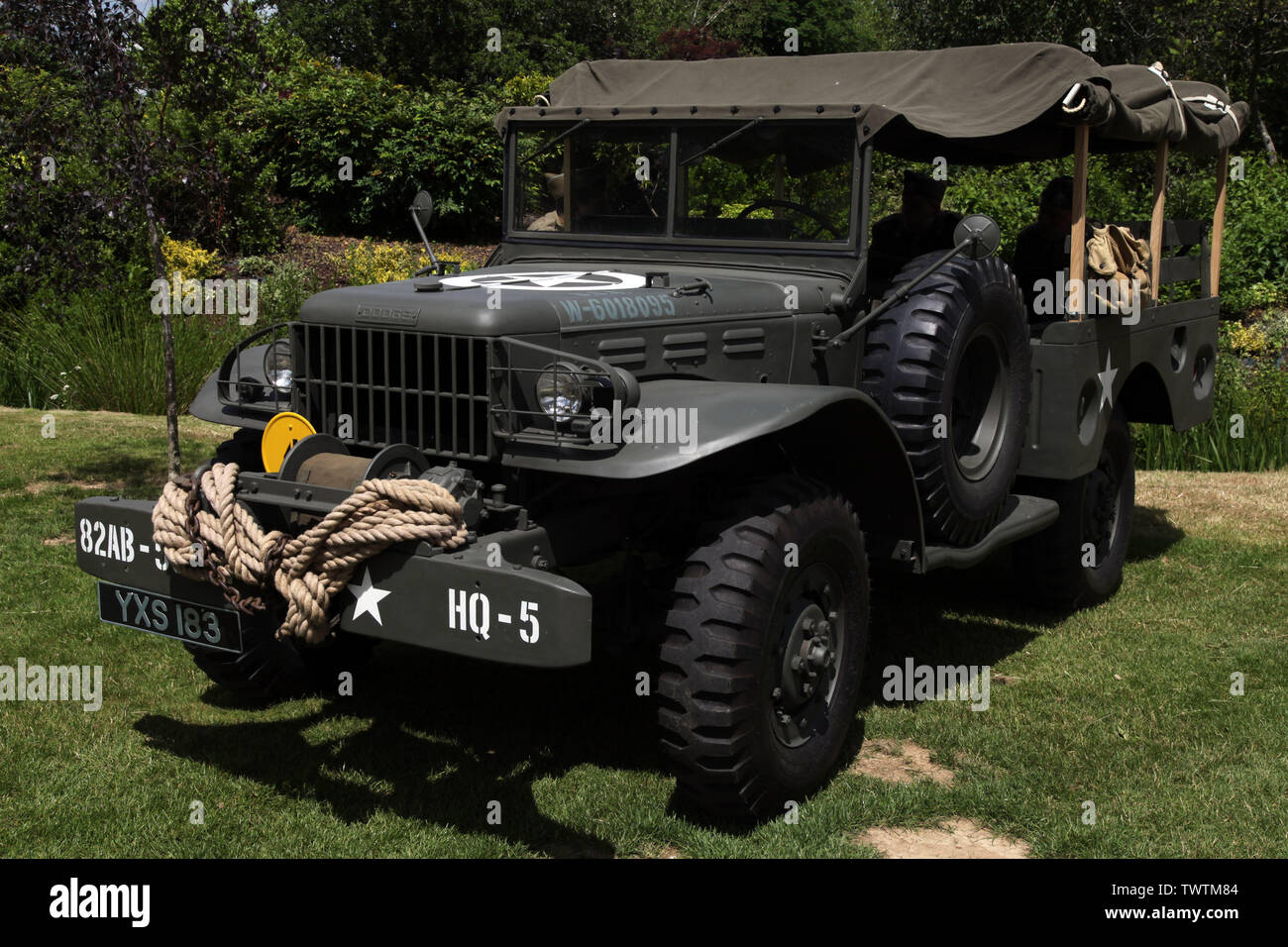 Edenbridge, Kent, Großbritannien - amerikanischen Dodge WC Serie T-214 Pickup Truck mit 2 Soldaten zurück zu Hause Front Festival 2010 tagsüber Silhouette Stockfoto
