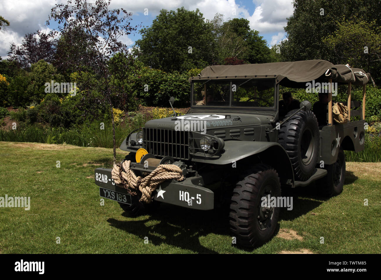 Edenbridge, Kent, Großbritannien - amerikanischen Dodge WC Serie T-214 Pickup Truck mit 2 Soldaten zurück zu Hause Front Festival 2010 tagsüber Silhouette Stockfoto