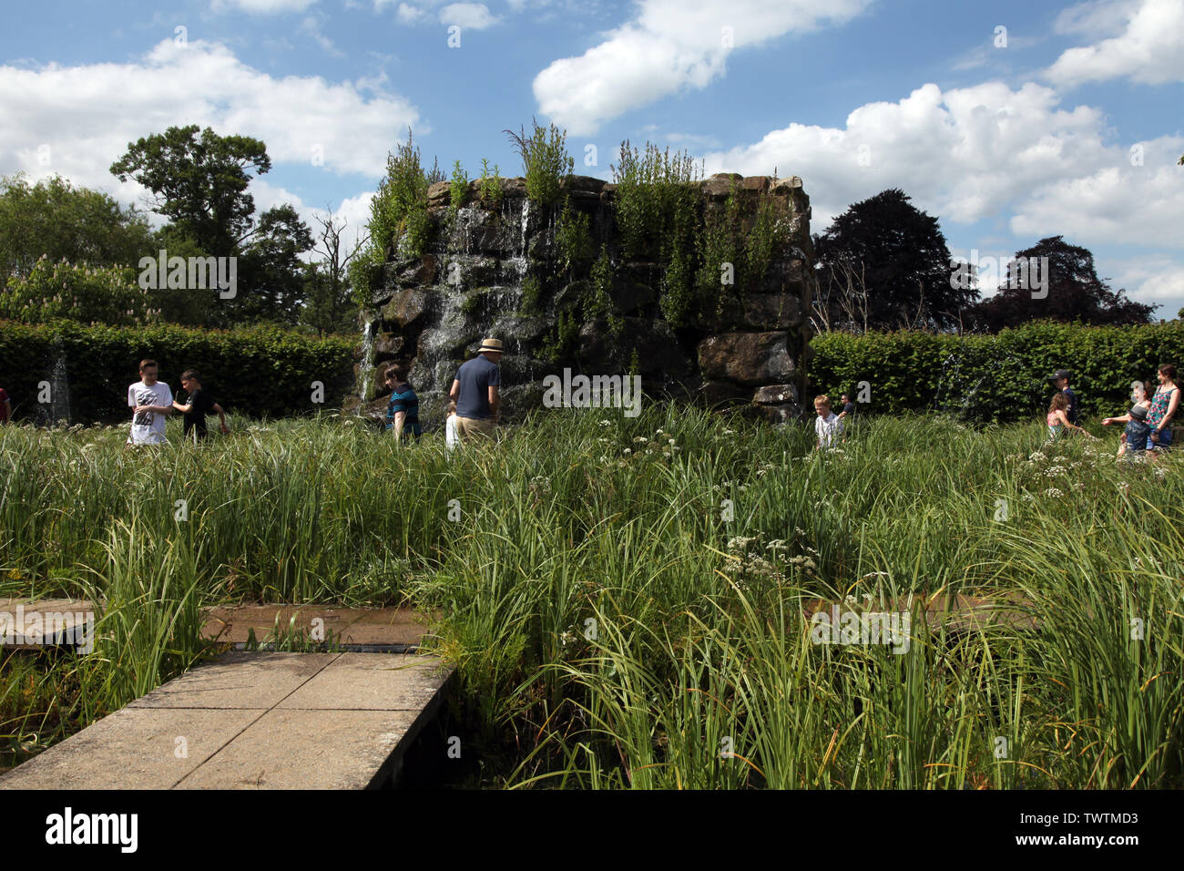 Außerdem befinden sich das Hever Castle, Edenbridge, Kent, Großbritannien - Menschen spielen am Wasser Garten Hever Castle in der Sonne, tagsüber, 2019 Stockfoto