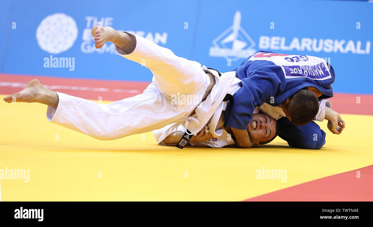 Großbritanniens Stuart McWatt (weiß) auf dem Weg zu Gewinnen seines 81 kg Viertel Finale gegen Georgiens Luka Maisuradze, bei Tag drei der Europäischen Spiele 2019 in Minsk. Stockfoto