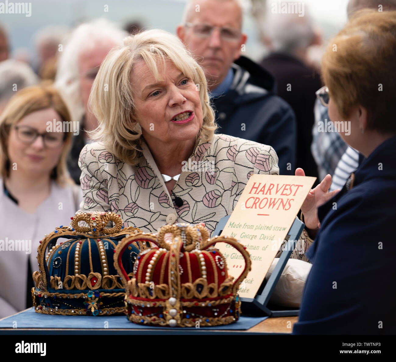 Dundee, Schottland, Großbritannien. 23. Juni 2019. Die BBC Antiques Roadshow TV-Programm zielt darauf ab, vor Ort die neue V&A Museum in Dundee heute. Lange Warteschlangen als Mitglieder der Öffentlichkeit mit ihrer Sammlerstücke angekommen zu sein, sie zu beurteilen und durch die Antiques Roadshow Experten bewertet. Elemente auswählen und ihre Besitzer wurden ausgewählt, für die Show gefilmt werden. Bild, Judith Miller bespricht Verdienste von Antiquitäten von Mitglied der Öffentlichkeit Kredit gebracht: Iain Masterton/Alamy leben Nachrichten Stockfoto