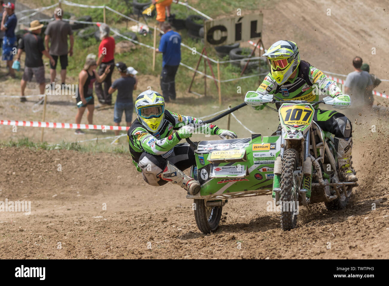 BREZOVA NAD SVITAVOU, TSCHECHISCHE REPUBLIK - 15. JUNI 2019: Vorderansicht von beiwagen wiederum in der internationalen Meisterschaft der Tschechischen Republik in Sidecarcross i Stockfoto