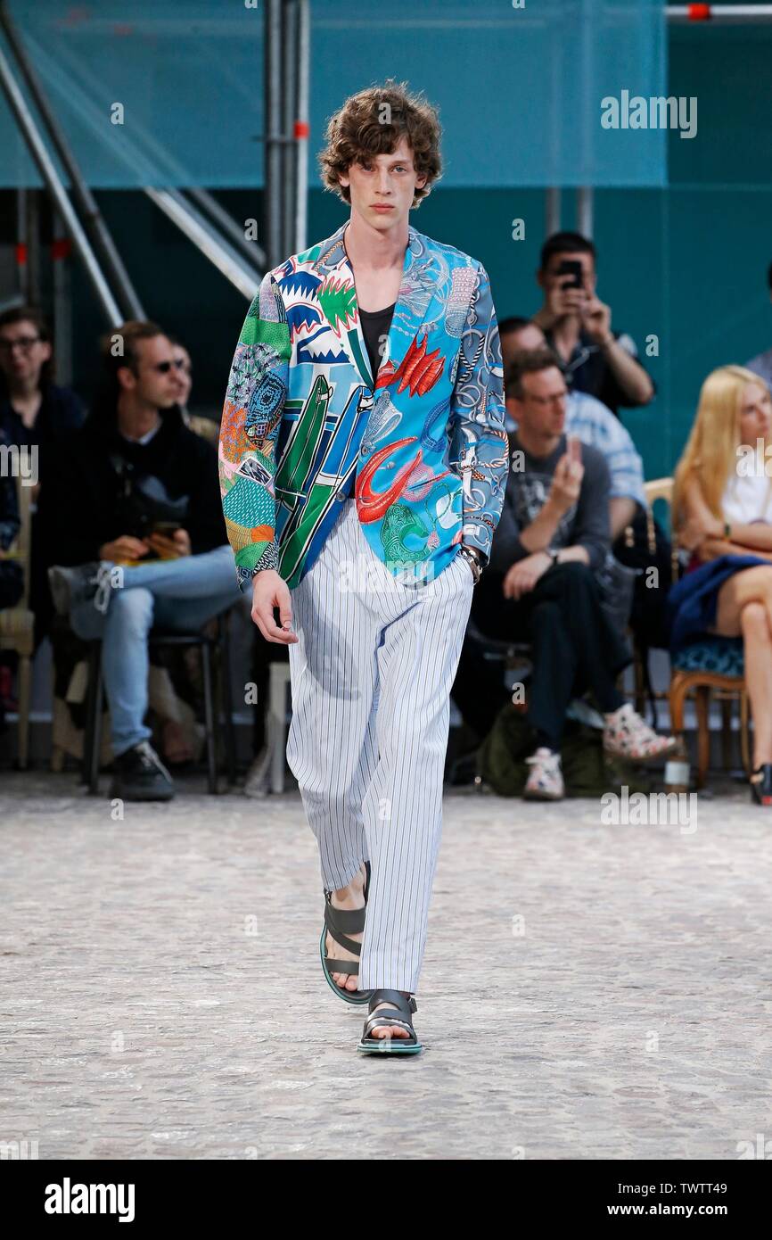 Paris, Frankreich. 22. Juni, 2019. Ein model präsentiert eine Kreation von Hermes Frühjahr/Sommer 2020 Sammlungen in Paris, Frankreich, 22. Juni 2019. Credit: Piero Biasion/Xinhua/Alamy leben Nachrichten Stockfoto
