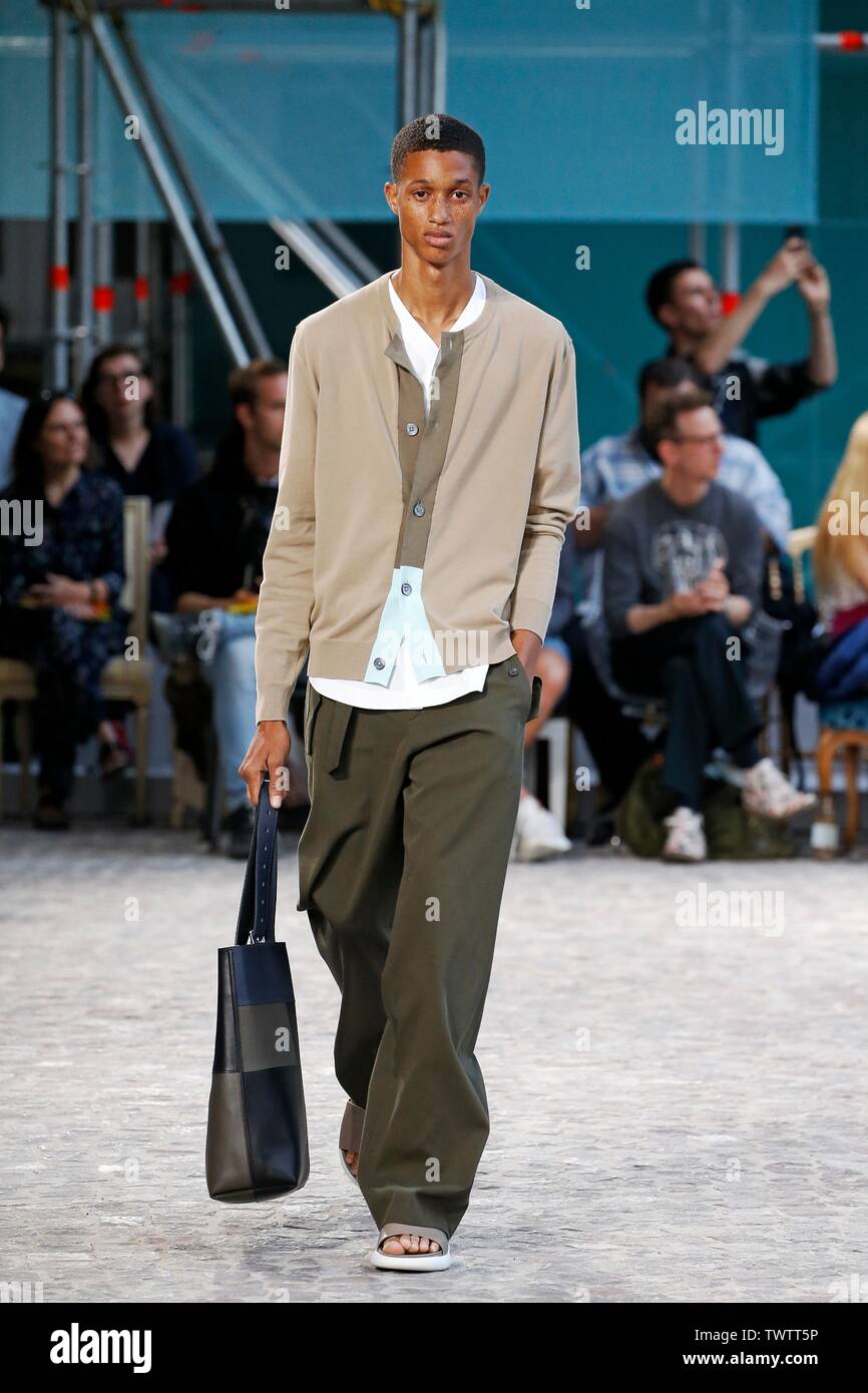 Paris, Frankreich. 22. Juni, 2019. Ein model präsentiert eine Kreation von Hermes Frühjahr/Sommer 2020 Sammlungen in Paris, Frankreich, 22. Juni 2019. Credit: Piero Biasion/Xinhua/Alamy leben Nachrichten Stockfoto