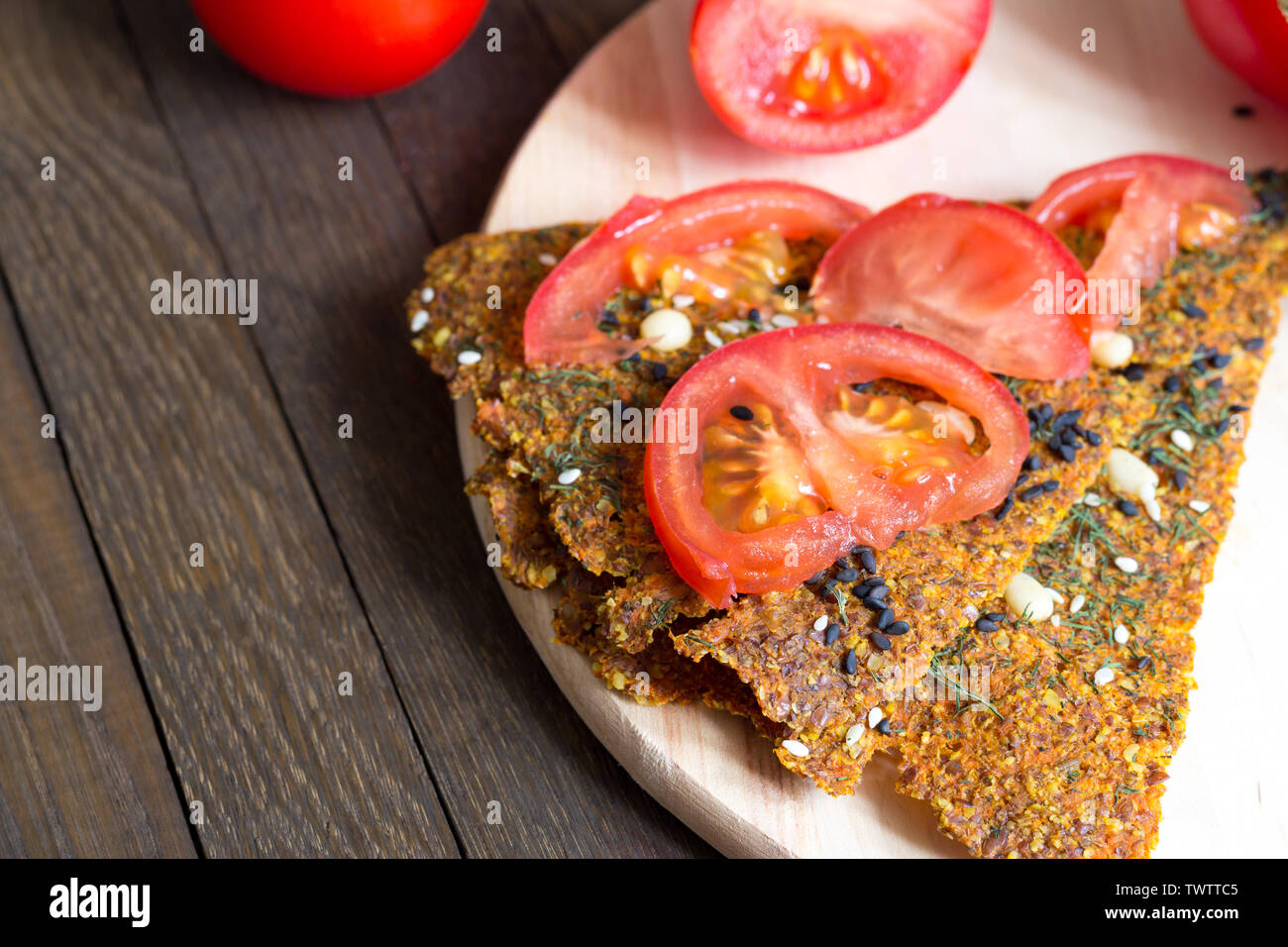 Sandwich von dehydriert raw vegan trockenem Brot und Tomaten auf Küche Board auf Holztisch mit kopieren. Gesunde Ernährung von rustikalen Rezept. Ansicht von oben. Stockfoto