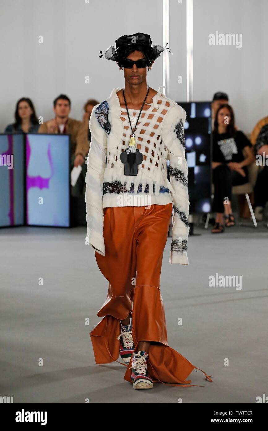 Paris, Frankreich. 22. Juni, 2019. Ein model präsentiert eine Kreation der Loewe Frühjahr/Sommer 2020 Sammlungen in Paris, Frankreich, 22. Juni 2019. Credit: Piero Biasion/Xinhua/Alamy leben Nachrichten Stockfoto
