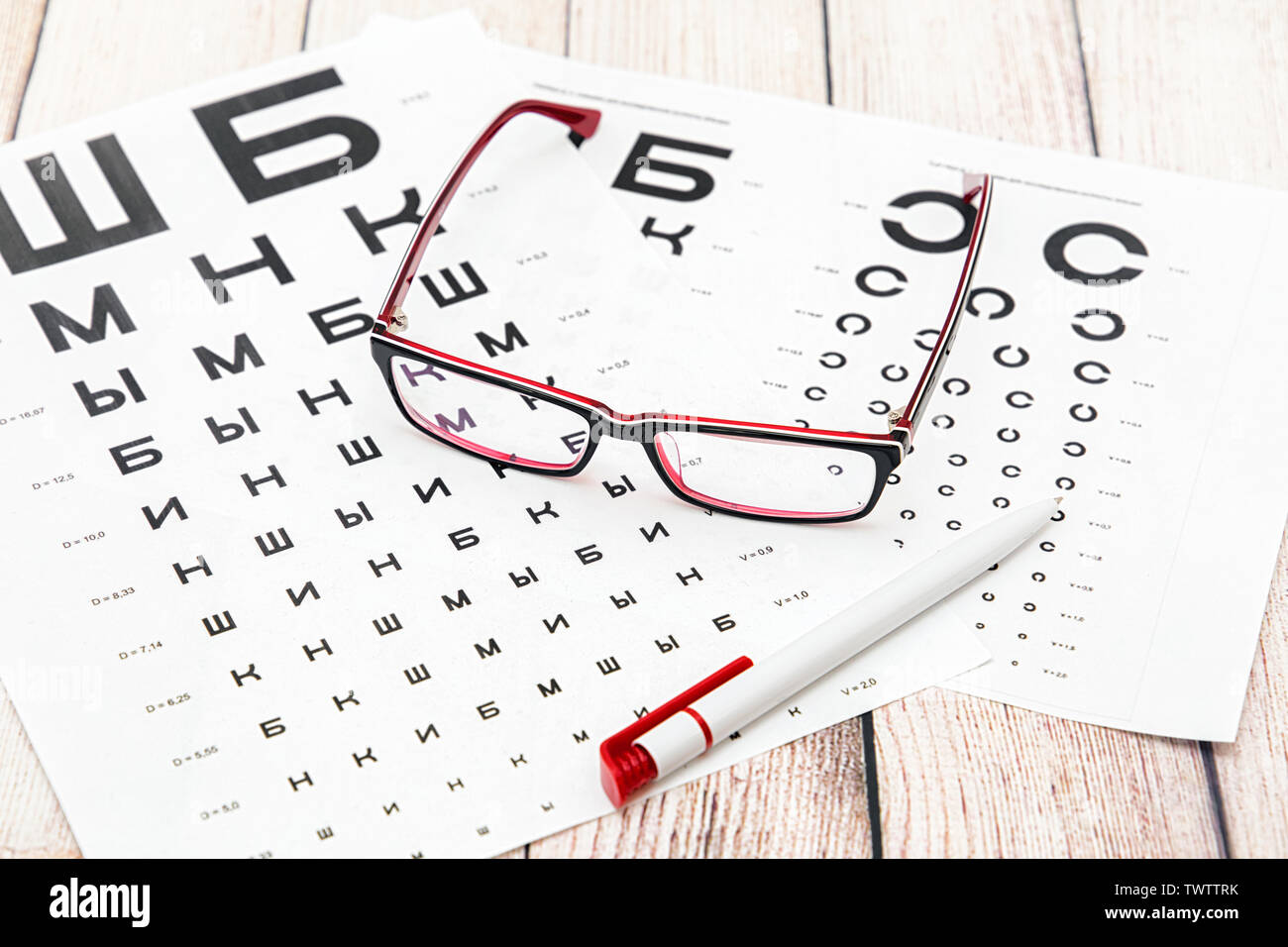 Überprüfung der Sehschärfe. Brillen, Kugelschreiber und Auge Test Tabellen Stockfoto