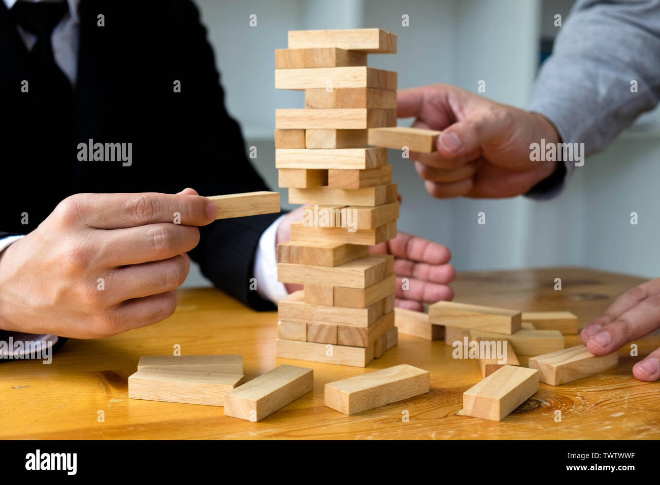 Unternehmer Kommissionierung Holzblöcke die fehlenden Holzblöcke zu füllen und schützen die Holzblöcke zu scheitern. Wachsende Unternehmen Konzept. Stockfoto