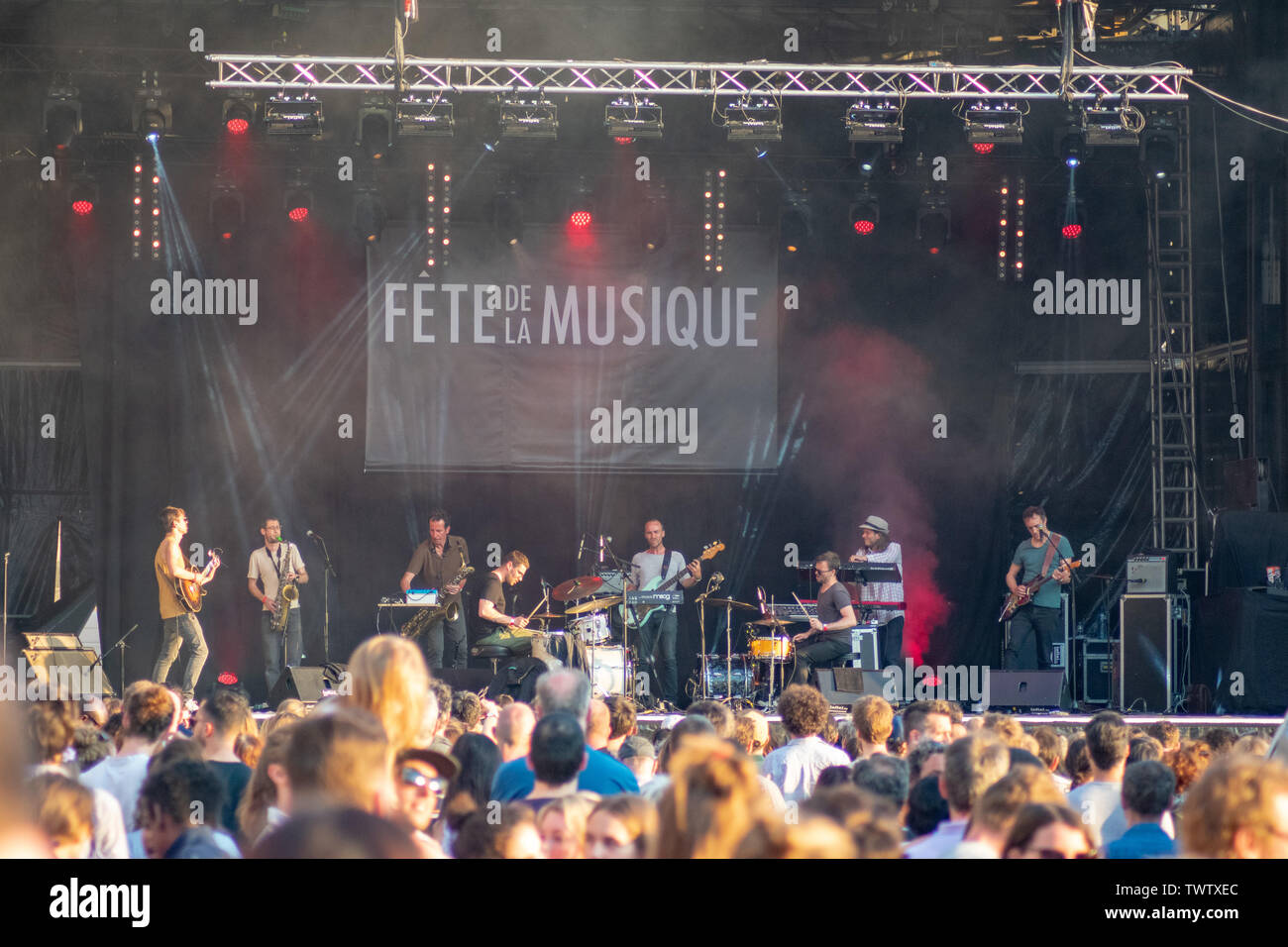 Brüssel, Belgien, 22. Juni 2019: Menschenmenge vor der Bühne Konzert von YÔKAÏ an Fete de la Musik Stockfoto