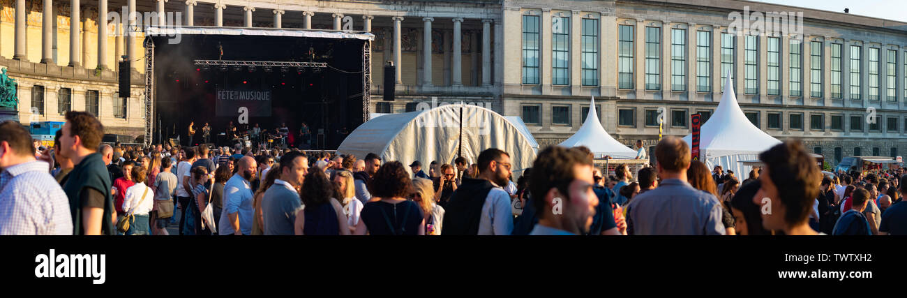 Brüssel, Belgien, 22. Juni 2019: Panorama der Menge vor der Bühne Konzert von YÔKAÏ an Fete de la Musik Stockfoto