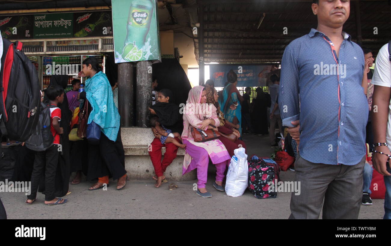 2019 Bangladesch förderungsbedürftiger Menschen warten für Zug, wie sie Kopf an ihre Heimatorte vor der muslimischen Feiertag des Eid al-Fitr, Bangladesch © Nazmul Islam/A Stockfoto