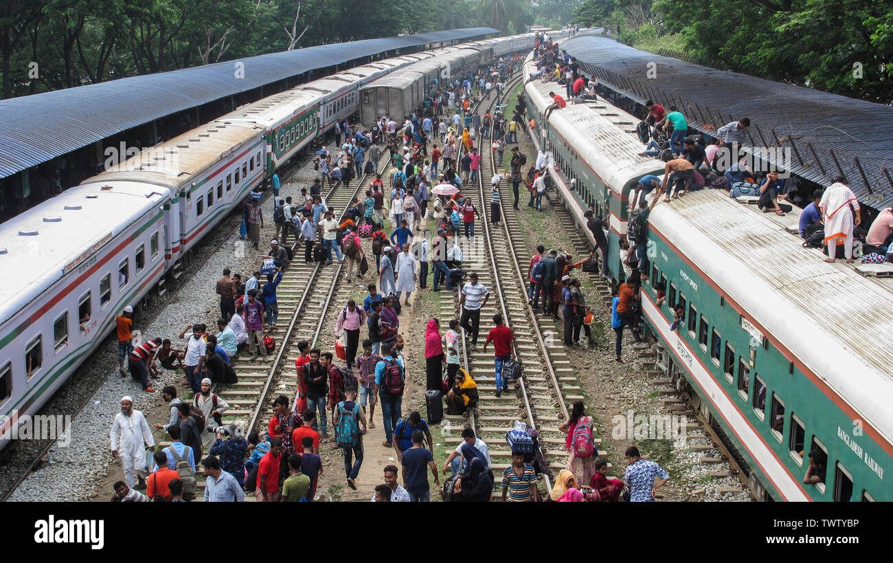 2019 Bangladeshihomebound peopletrytoclimbontheroofofanovercrowded trainasthey Head t thei hometownsahead der muslimischen holidayofEid. © Nazmulislam/Alamy Stockfoto