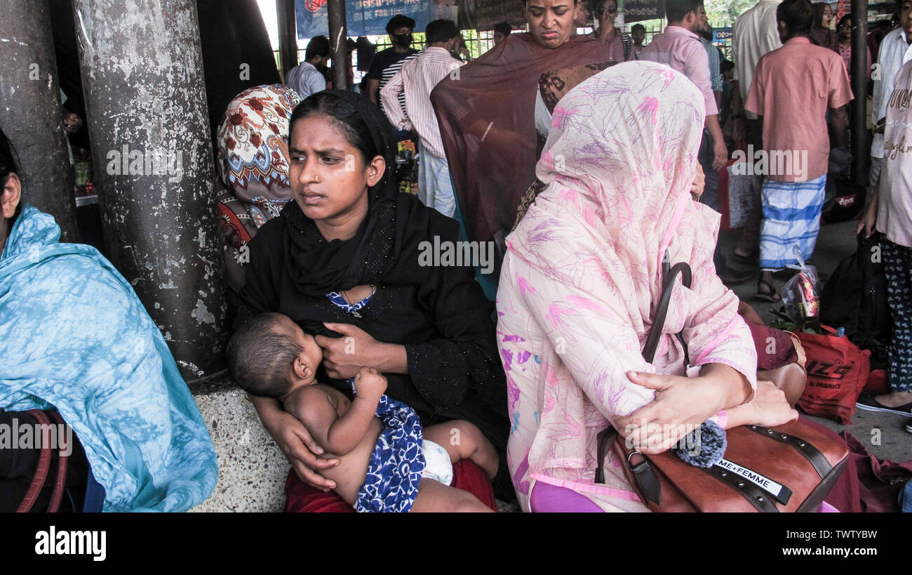 2019 Bangladesch förderungsbedürftiger Menschen warten für Zug, wie sie Kopf an ihre Heimatorte vor der muslimischen Feiertag des Eid al-Fitr, Bangladesch © Nazmul Islam/A Stockfoto