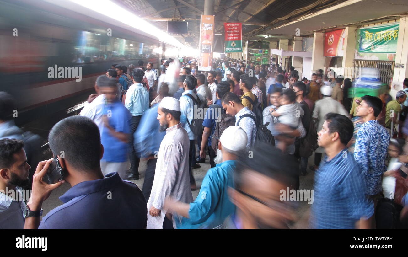 eid Journey29Mai 2019 die Menschen in Bangladesch warten auf den Zug, bevor sie vor dem muslimischen Feiertag von Eid al-Fitr, Banglades, in ihre Heimatstadt fahren Stockfoto
