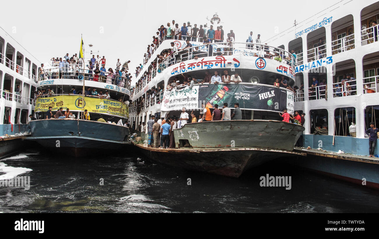 Eid Journey Life Risk,01jun 2019Dhaka, Bangladesch, Leute nehmen an der Einführung für das bevorstehende religiöse Festival Eid ul fitr im Sadarghat Terminal Banglades Teil Stockfoto