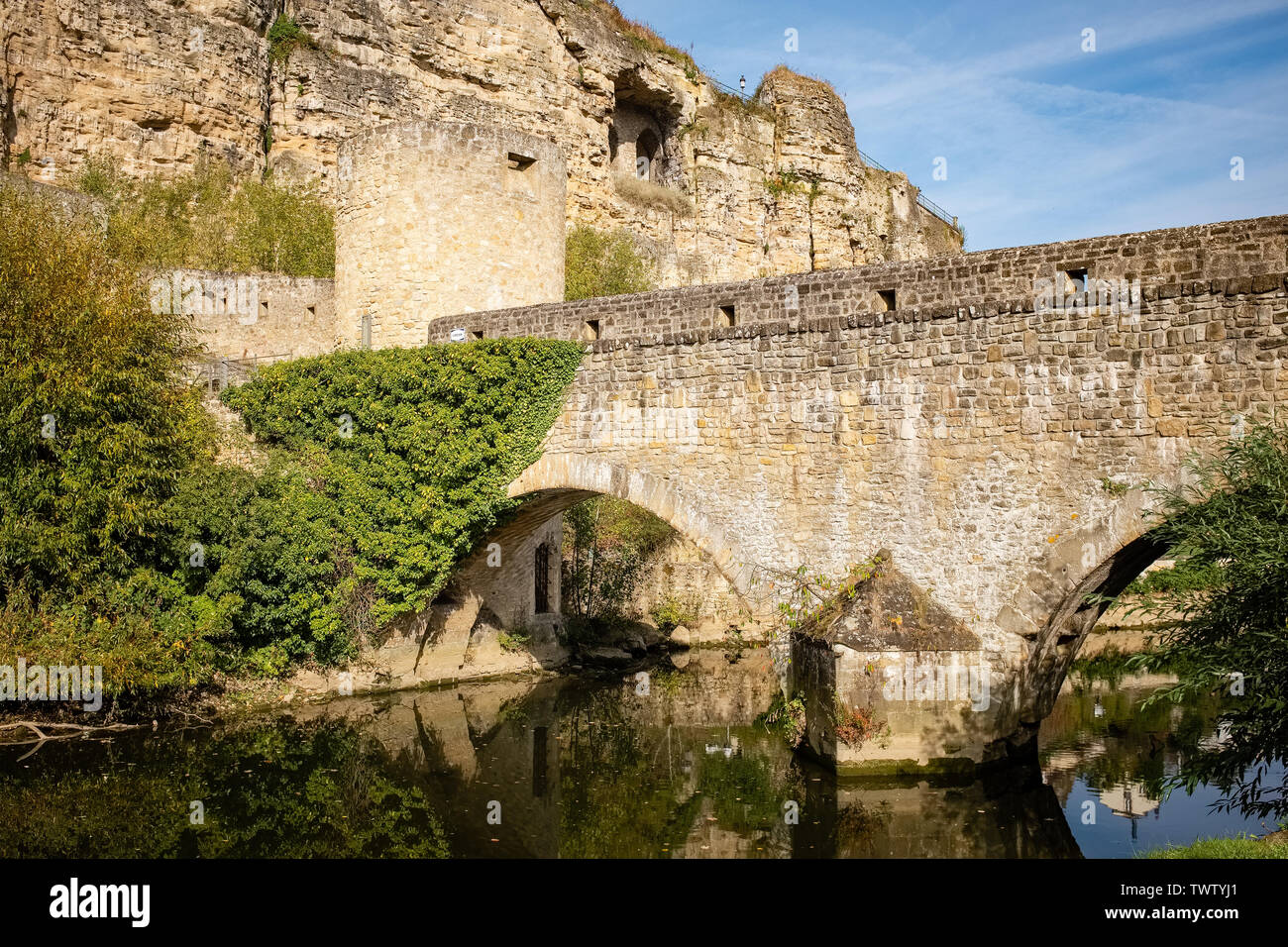 Anzeigen von Bock Kasematten und Steinbrücke über die Alzette River. Die Stadt Luxemburg Stockfoto