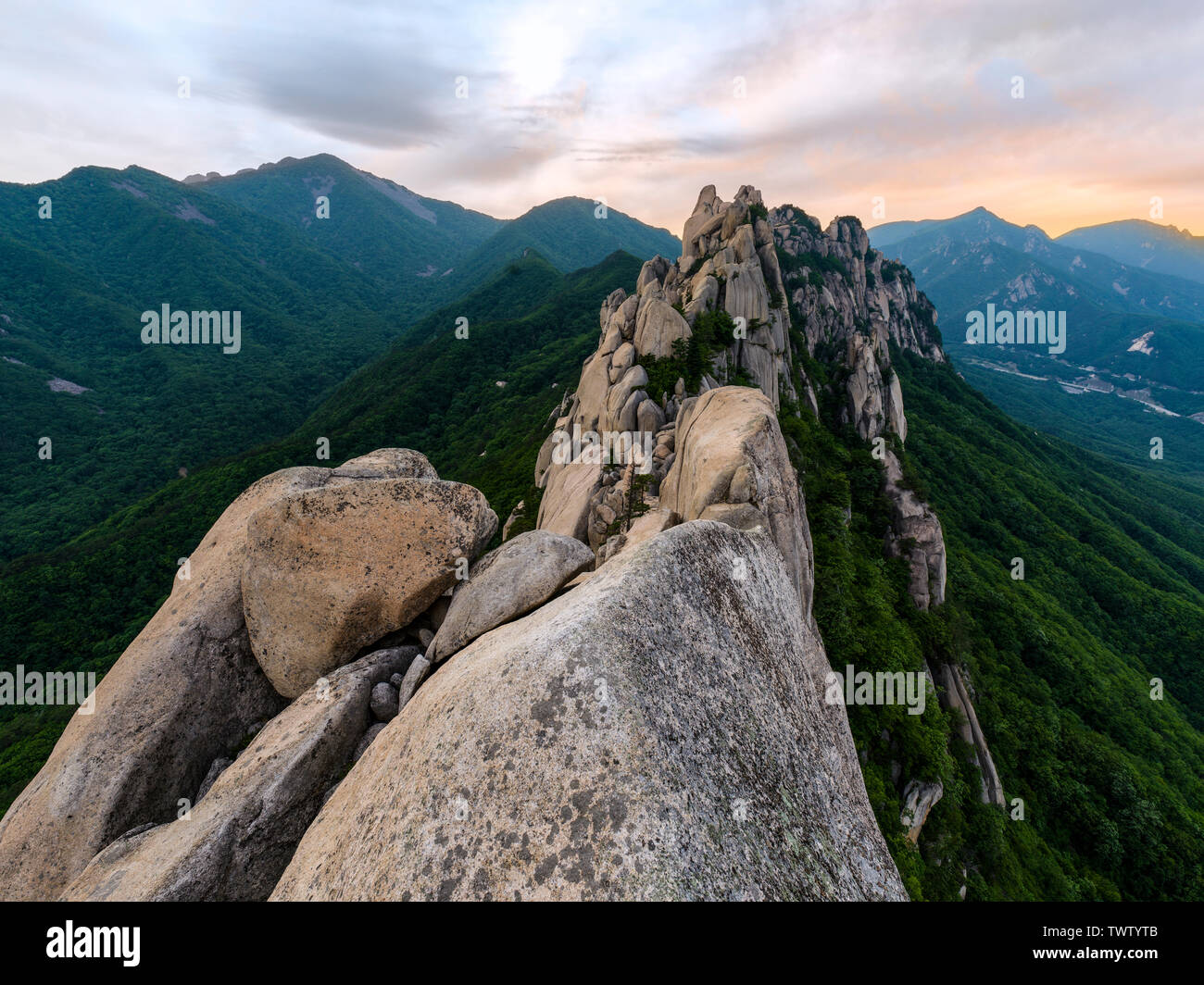 Sonnenuntergang auf der Oberseite von Ulsan Berg - Korea Seoraksan Nationalpark Stockfoto