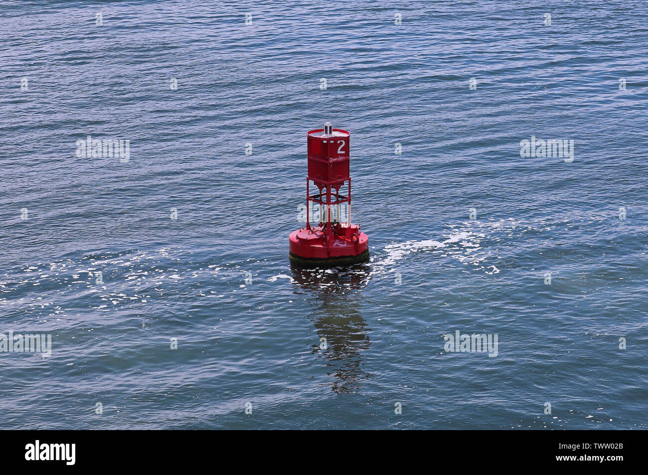 Schwimmende rot im Fluss, Navigation und Richtungen Boje Stockfoto