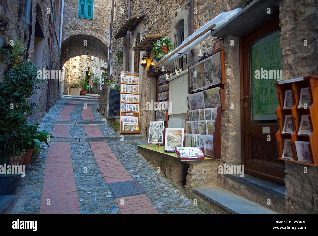 Mittelalterliche Gasse im Dorf Dolceacqua, Provinz Imperia, Riviera di Ponente, Ligurien, Italien Stockfoto