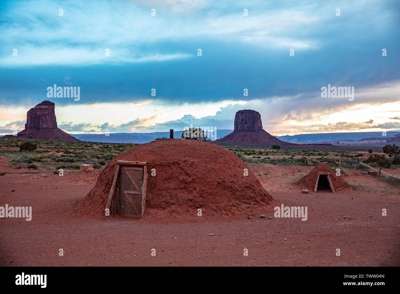 Das Monument Valley, Navajo Hogan, typische Häuser am roten Felsen und blauen bewölkten Himmel Hintergrund. Navajo Tribal Park in der arizona-utah Grenze, United States Stockfoto