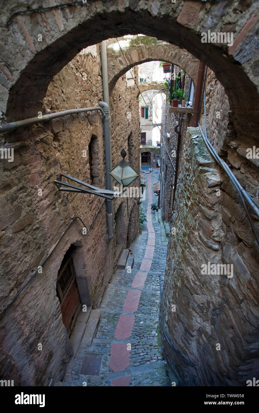 Mittelalterliche Gasse im Dorf Dolceacqua, Provinz Imperia, Riviera di Ponente, Ligurien, Italien Stockfoto