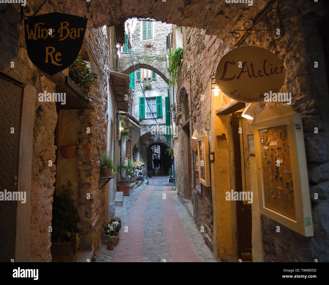 Mittelalterliche Gasse im Dorf Dolceacqua, Provinz Imperia, Riviera di Ponente, Ligurien, Italien Stockfoto