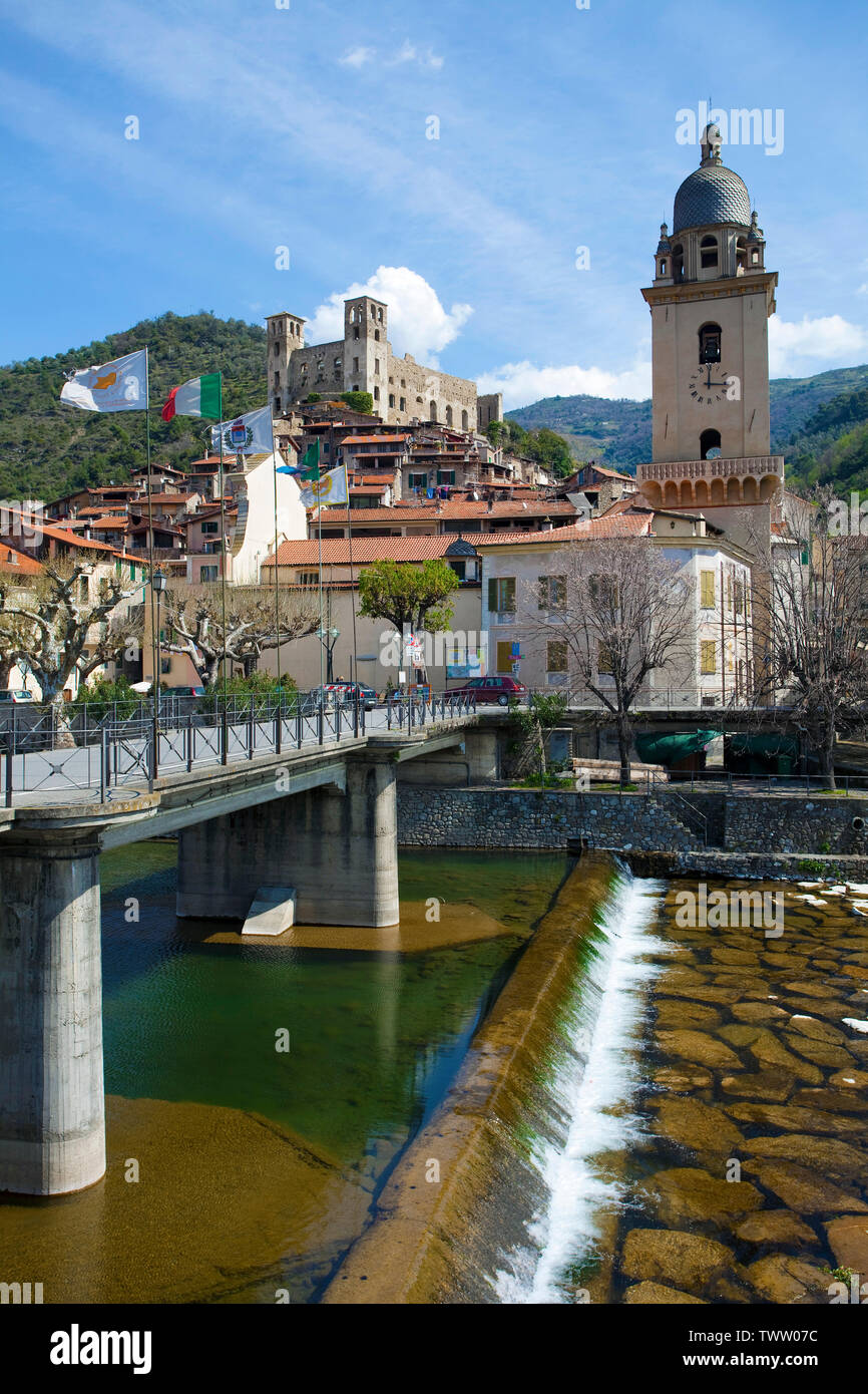 Das mittelalterliche Dorf Dolceacqua am Fluss Nervia, Kirche Sant Antonio Abate und über dem Castello dei Doria, Schloss aus dem 15. Jahrhundert, Ligurien, Italien Stockfoto