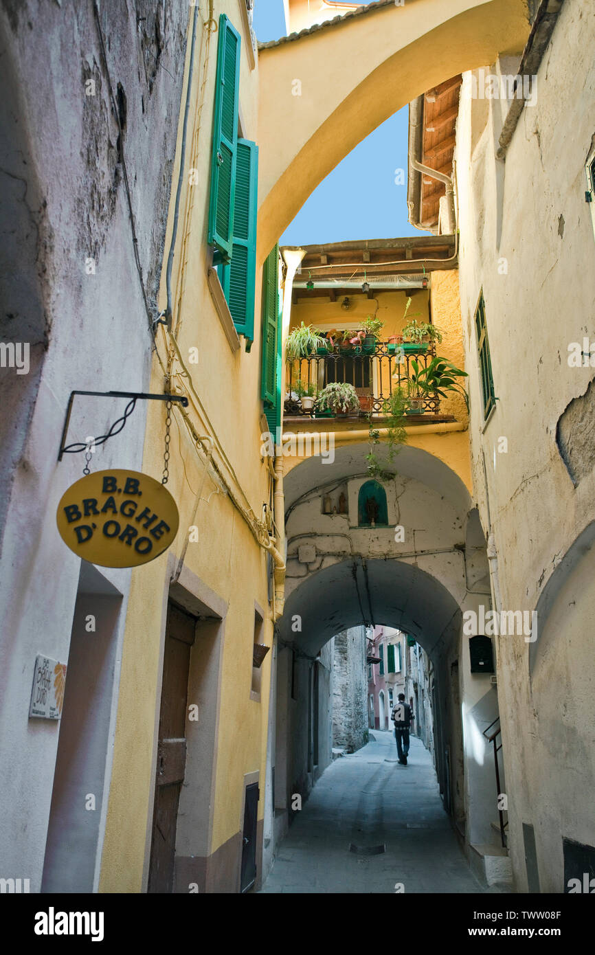 Mittelalterliche Gasse im Dorf Dolceacqua, Provinz Imperia, Riviera di Ponente, Ligurien, Italien Stockfoto